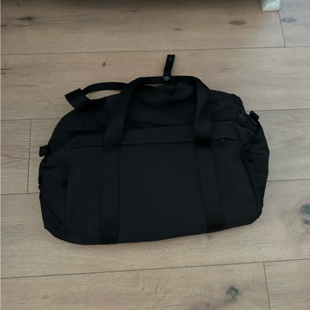Lulu lemon Command the day 37L duffle bag